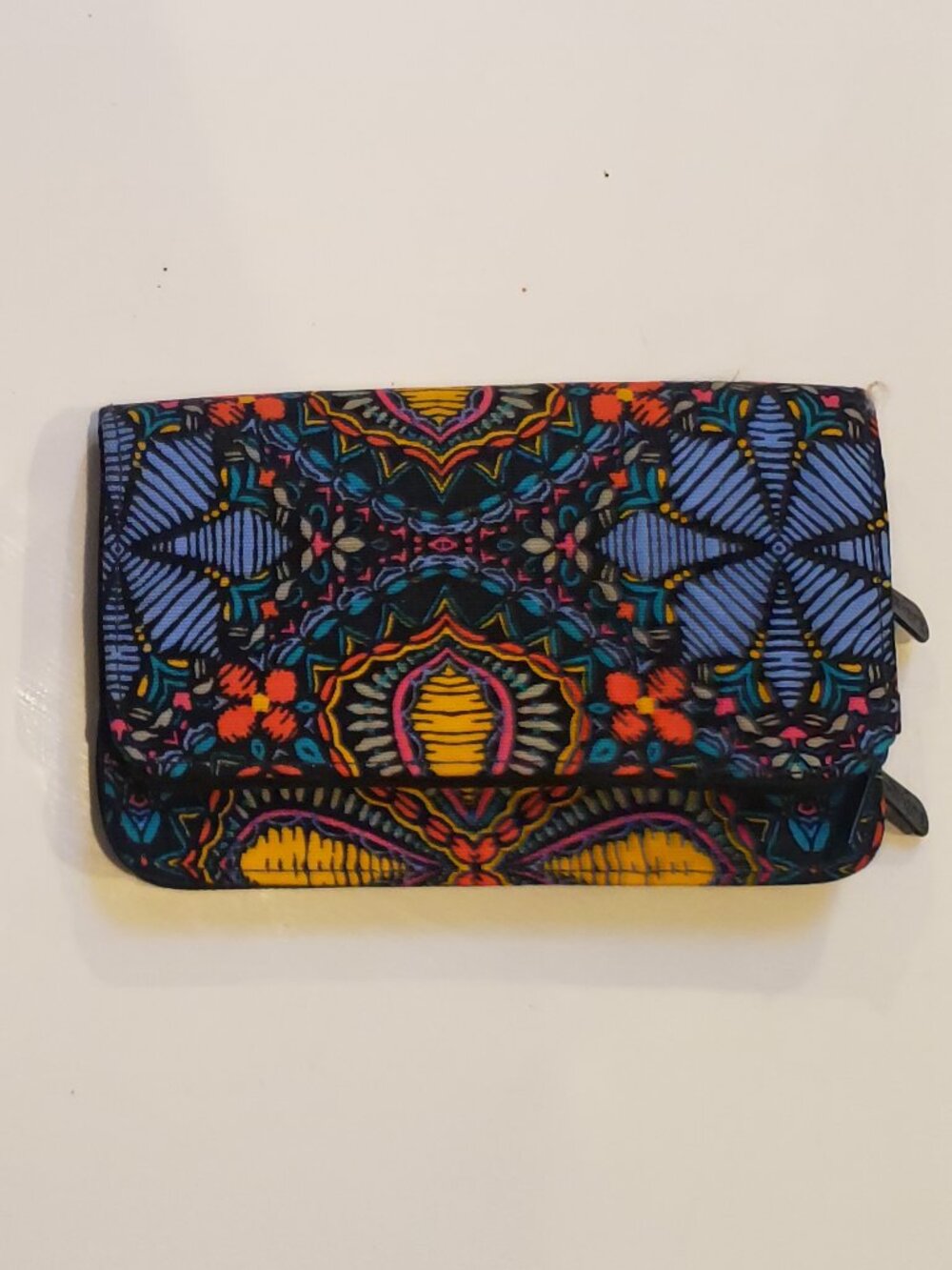Thirty One Wallet Free To Be Soft Medallions & Flowers   New without tag